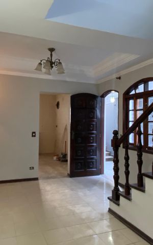 Casa à venda com 250m², 3 quartos e 2 vagas Casa à venda com 250m², 3 quartos e 2 vagasSala