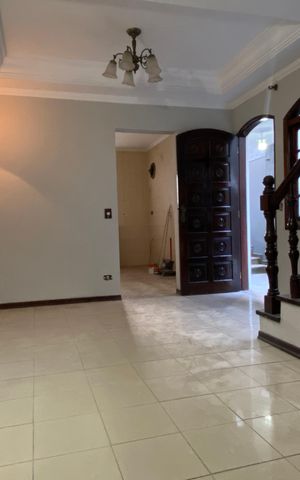 Casa à venda com 250m², 3 quartos e 2 vagas Casa à venda com 250m², 3 quartos e 2 vagasSala