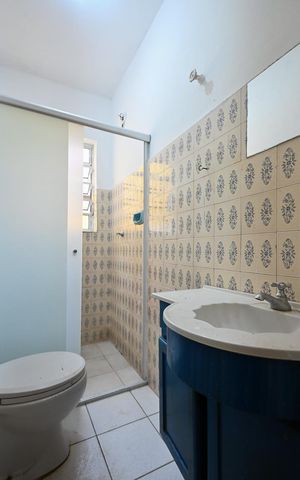 Casa para alugar com 50m², 4 quartos e 3 vagasBanheiro 1 da Casa 1