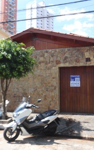Casa para alugar com 300m², 4 quartos e 4 vagasFachada