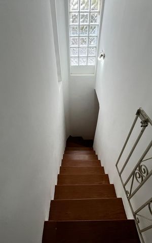 Casa para alugar com 250m², 3 quartos e 2 vagas Casa para alugar com 250m², 3 quartos e 2 vagasEscada