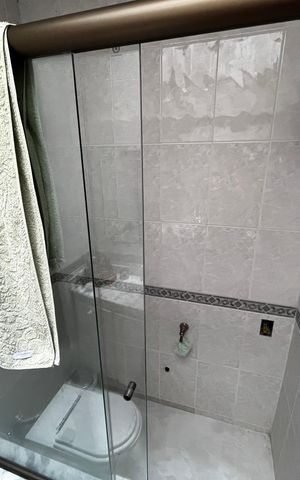 Casa para alugar com 250m², 3 quartos e 2 vagas Casa para alugar com 250m², 3 quartos e 2 vagasBanheiro da Suíte 1