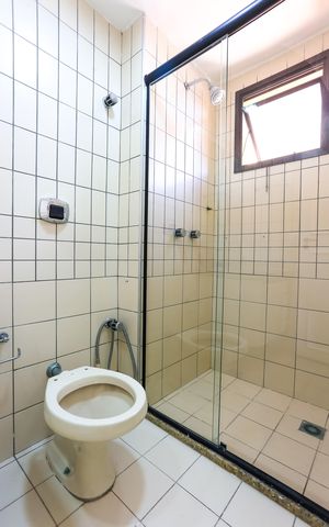 Apartamento à venda com 360m², 3 quartos e 4 vagas Apartamento à venda com 360m², 3 quartos e 4 vagasBanheiro da Suíte 2