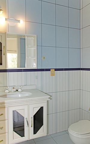 Casa de condomínio à venda com 680m², 5 quartos e 5 vagasBanheiro da Suíte