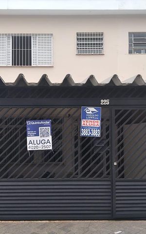 Casa à venda com 160m², 4 quartos e 2 vagas Casa à venda com 160m², 4 quartos e 2 vagasFachada