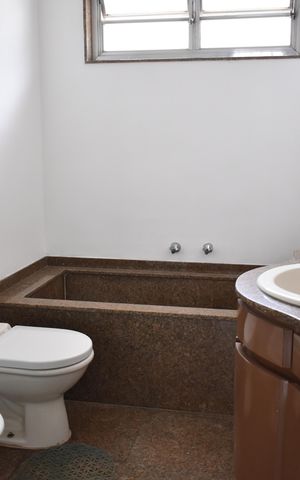 Casa para alugar com 240m², 3 quartos e 4 vagasBanheiro Social