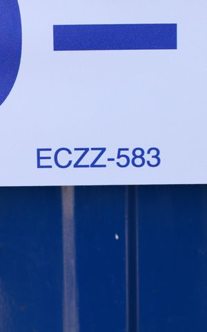 Apartamento à venda com 42m², 2 quartos e 1 vagaPlaca grande instalada na fachada do condomínio dia 06.07.2026 - Código da placa: ECZZ-583