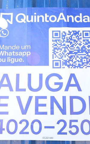 Apartamento à venda com 42m², 2 quartos e 1 vagaPlaca grande instalada na fachada do condomínio dia 06.07.2026 - Código da placa: ECZZ-583