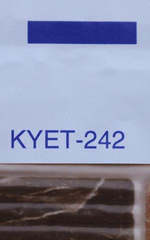 Casa de condomínio para alugar com 64m², 2 quartos e 1 vagaPlaca GRANDE instalada na fachada do condomínio, dia 18.09.2026 - Código da placa: KYET-242