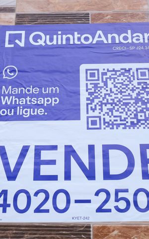 Casa de condomínio para alugar com 64m², 2 quartos e 1 vagaPlaca GRANDE instalada na fachada do condomínio, dia 18.09.2026 - Código da placa: KYET-242