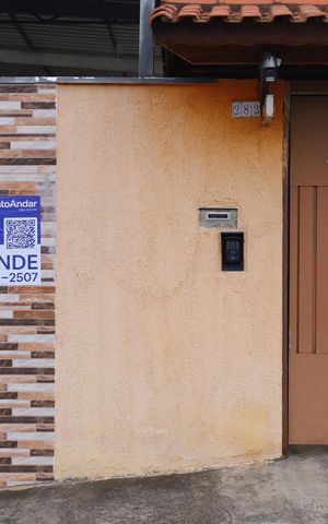 Casa de condomínio para alugar com 64m², 2 quartos e 1 vagaPlaca GRANDE instalada na fachada do condomínio, dia 18.09.2026 - Código da placa: KYET-242