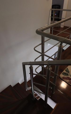 Casa à venda com 660m², 3 quartos e 6 vagasEscada