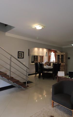 Casa à venda com 660m², 3 quartos e 6 vagasSala