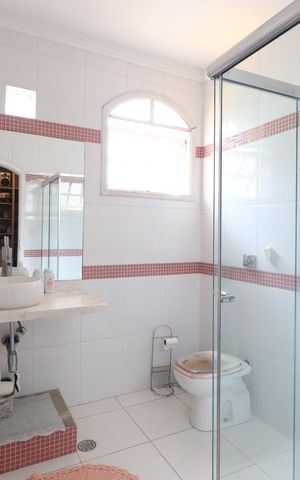Casa à venda com 660m², 3 quartos e 6 vagasBanheiro da Suíte 2