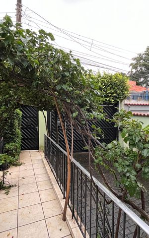 Casa à venda com 350m², 3 quartos e 6 vagas Casa à venda com 350m², 3 quartos e 6 vagasEntrada