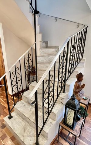 Casa à venda com 350m², 3 quartos e 6 vagas Casa à venda com 350m², 3 quartos e 6 vagasEscada