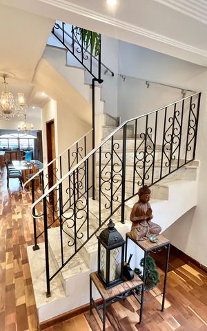 Casa à venda com 350m², 3 quartos e 6 vagas Casa à venda com 350m², 3 quartos e 6 vagasSala