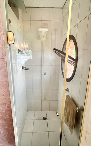 Casa à venda com 350m², 3 quartos e 6 vagas Casa à venda com 350m², 3 quartos e 6 vagasBanheiro da Suíte