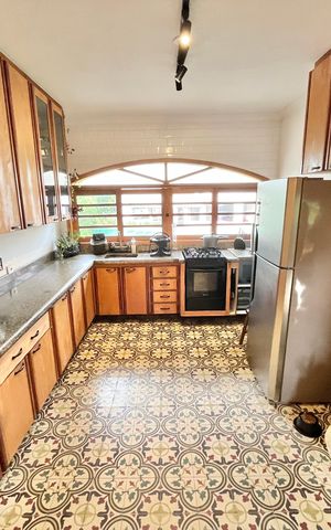 Casa à venda com 350m², 3 quartos e 6 vagas Casa à venda com 350m², 3 quartos e 6 vagasCozinha