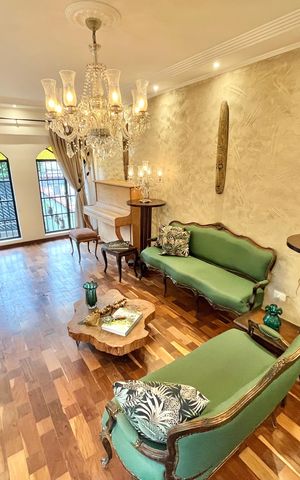 Casa à venda com 350m², 3 quartos e 6 vagas Casa à venda com 350m², 3 quartos e 6 vagasSala