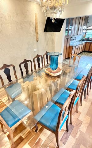 Casa à venda com 350m², 3 quartos e 6 vagas Casa à venda com 350m², 3 quartos e 6 vagasSala