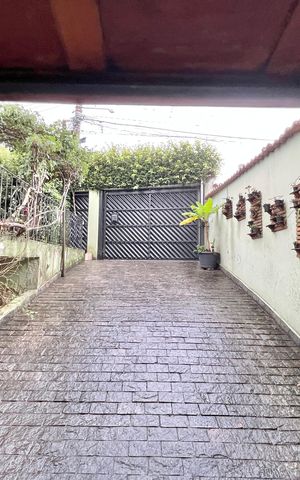 Casa à venda com 350m², 3 quartos e 6 vagas Casa à venda com 350m², 3 quartos e 6 vagasGaragem