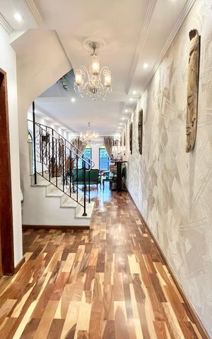Casa à venda com 350m², 3 quartos e 6 vagas Casa à venda com 350m², 3 quartos e 6 vagasSala