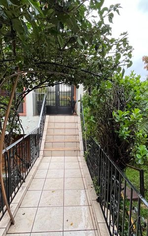 Casa à venda com 350m², 3 quartos e 6 vagas Casa à venda com 350m², 3 quartos e 6 vagasEntrada