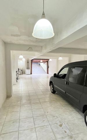 Casa à venda com 350m², 3 quartos e 6 vagas Casa à venda com 350m², 3 quartos e 6 vagasGaragem