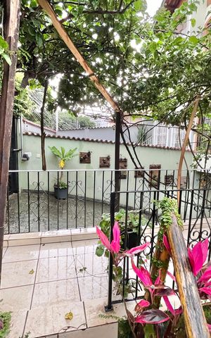 Casa à venda com 350m², 3 quartos e 6 vagas Casa à venda com 350m², 3 quartos e 6 vagasEntrada