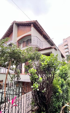Casa à venda com 350m², 3 quartos e 6 vagas Casa à venda com 350m², 3 quartos e 6 vagasEntrada