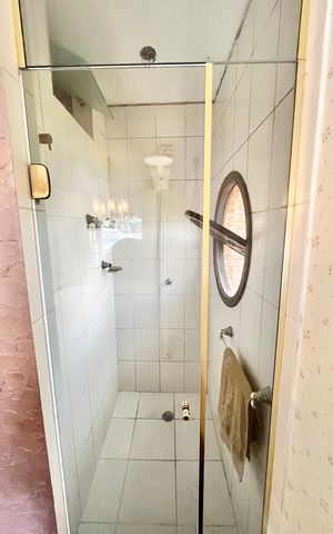 Casa à venda com 350m², 3 quartos e 6 vagas Casa à venda com 350m², 3 quartos e 6 vagasBanheiro da Suíte