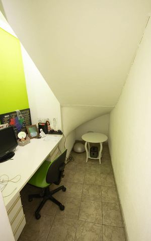 Casa à venda com 400m², 4 quartos e 6 vagas Casa à venda com 400m², 4 quartos e 6 vagasEscritório