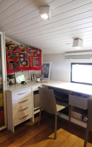 Casa de condomínio à venda com 140m², 4 quartos e 2 vagasEscritório