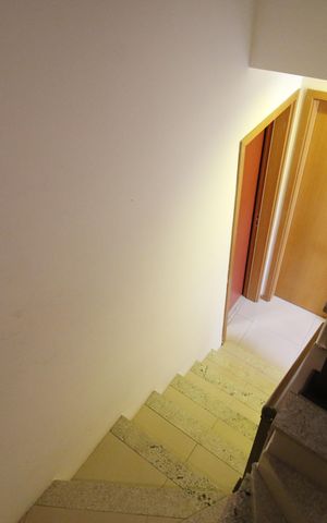 Casa de condomínio à venda com 140m², 4 quartos e 2 vagasEscada