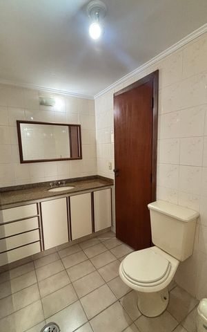 Apartamento à venda com 140m², 3 quartos e 2 vagas Apartamento à venda com 140m², 3 quartos e 2 vagasBanheiro da Suíte