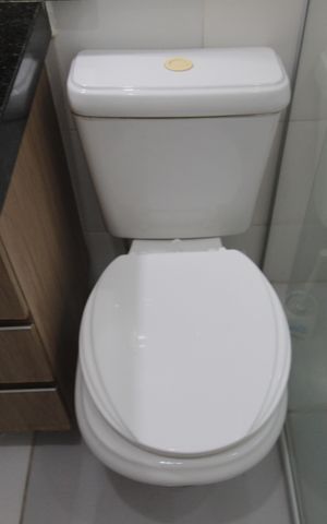 Casa à venda com 241m², 3 quartos e 4 vagasCasa 1 - Banheiro Social