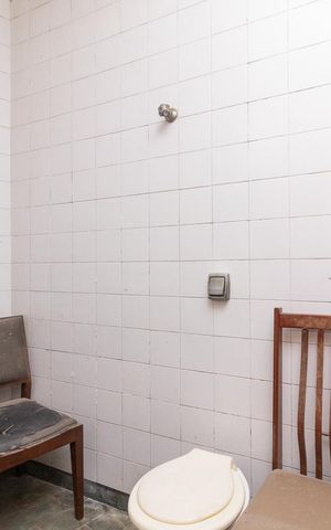 Casa à venda com 330m², 4 quartos e 5 vagasBanheiro da área de serviço