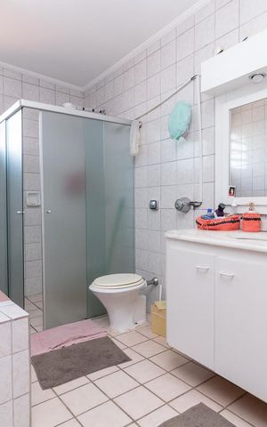 Casa à venda com 330m², 4 quartos e 5 vagasBanheiro da Suíte 2