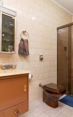 Casa à venda com 330m², 4 quartos e 5 vagasBanheiro da Suíte 1