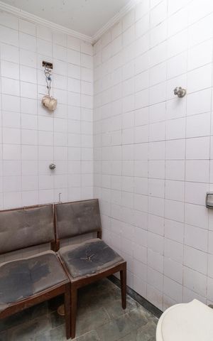Casa à venda com 330m², 4 quartos e 5 vagasBanheiro da área de serviço