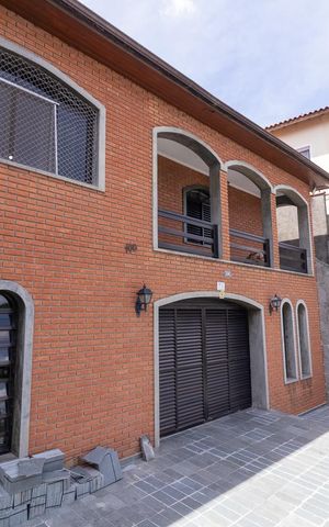 Casa à venda com 330m², 4 quartos e 5 vagasFachada