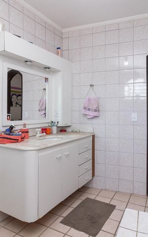 Casa à venda com 330m², 4 quartos e 5 vagasBanheiro da Suíte 2