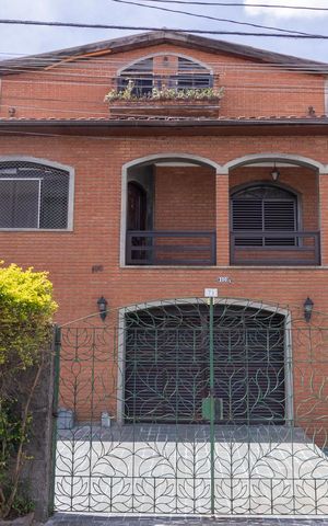 Casa à venda com 330m², 4 quartos e 5 vagasFachada