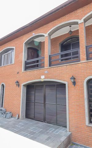 Casa à venda com 330m², 4 quartos e 5 vagasFachada