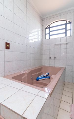 Casa à venda com 330m², 4 quartos e 5 vagasBanheiro da Suíte 2