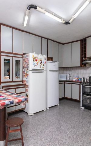 Casa à venda com 330m², 4 quartos e 5 vagasCozinha