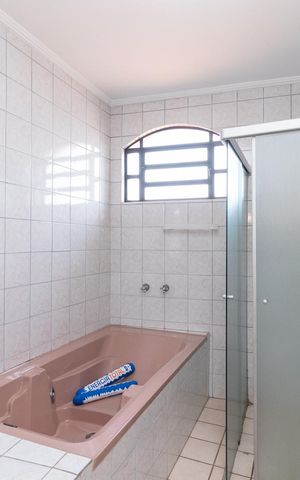 Casa à venda com 330m², 4 quartos e 5 vagasBanheiro da Suíte 2