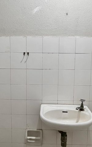 Apartamento à venda com 90m², 2 quartos e sem vaga Apartamento à venda com 90m², 2 quartos e sem vagaBanheiro de serviço