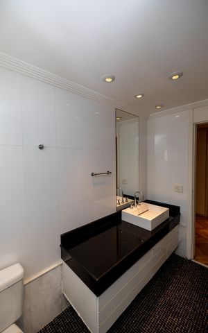 Casa de condomínio à venda com 501m², 4 quartos e 2 vagas Casa de condomínio à venda com 501m², 4 quartos e 2 vagasBanheiro suite 1